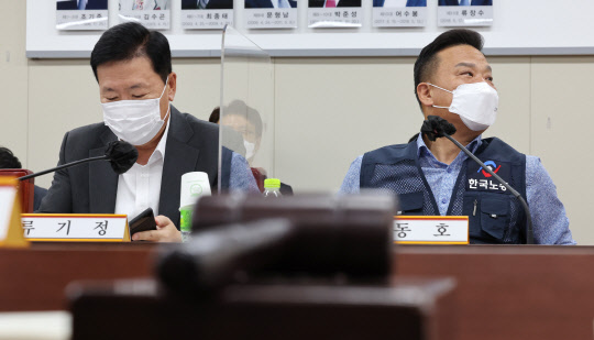 지난 9일 오후 세종시 정부세종청사 최저임금위원회 회의실에서 열린 제3차 전원회의에서 사용자위원인 류기정 한국경영자총협회 전무(왼쪽)와 근로자위원인 이동호 한국노총 사무총장이 자리하고 있다.<연합뉴스>